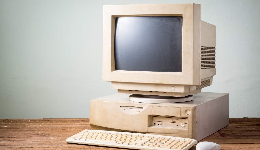 Evolution of old computers from early models to modern technology