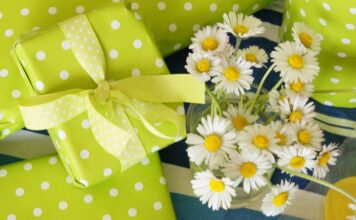 From the Heart – Unwrapping the Trending World of Gifts and Flowers Deals Gift Flowers Love Celebration